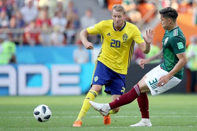 YEKATERINBURG, RUSSIA - JUNE 27, 2018: Sweden s Ola Toivonen (L) and Mexico s Carlos Salcedo fight for the ball in their 2018 FIFA World Cup WM Weltmeisterschaft Fussball First Stage Group F football match at Ekaterinburg Arena Stadium. Sergei Bobylev TASS  TS086AFB