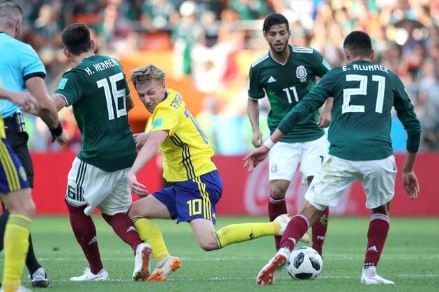 YEKATERINBURG, RUSSIA - JUNE 27, 2018: Mexico s Hector Herrera, Sweden s Emil Forsberg, Mexico s Carlos Vela and Edson Alvarez (L-R) in their 2018 FIFA World Cup WM Weltmeisterschaft Fussball First Stage Group F football match at Ekaterinburg Arena Stadium. Sergei Bobylev TASS  TS086AFC