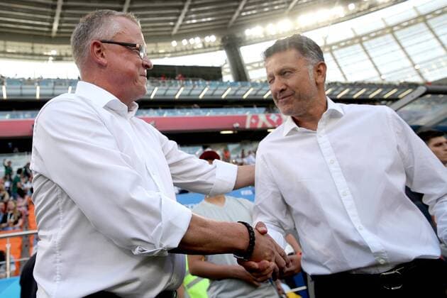 YEKATERINBURG, RUSSIA - JUNE 27, 2018: Sweden s manager Janne Andersson (L) and Mexico s manager Juan Carlos Osorio shake hands ahead of the 2018 FIFA World Cup WM Weltmeisterschaft Fussball First Stage Group F football match between Mexico and Sweden at Ekaterinburg Arena Stadium. Sergei Bobylev TASS  TS086AFD