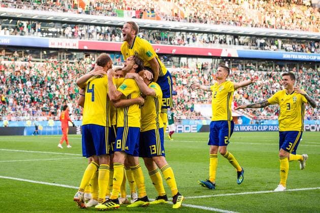 180627 Ola Toivonen Mikael Lustig and Victor Nilsson Lindelöf celebrates with Andreas Granqvist of Sweden after the 0 2 goal during the FIFA World Cup group stage match between Mexico and Sweden on June 27, 2018 in Ekaterinburg Photo Joel Marklund BILDBYRAN Code JM 87737  Copyright: JOELxMARKLUND BB180627JM083
