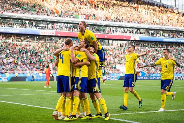180627 Ola Toivonen Mikael Lustig and Victor Nilsson Lindelöf celebrates with Andreas Granqvist of Sweden after the 0 2 goal during the FIFA World Cup group stage match between Mexico and Sweden on June 27, 2018 in Ekaterinburg Photo Joel Marklund BILDBYRAN Code JM 87737  Copyright: JOELxMARKLUND BB180627JM085