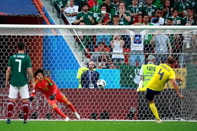Swedish defender Andreas Granqvist (R) scores a penalty kick during the FIFA World Cup WM Weltmeisterschaft Fussball 2018 Group F soccer match between Mexico and Sweden, in Ekaterinburg, Russia, 27 June 2018. MEXICO VS. SWEDEN !ACHTUNG: NUR REDAKTIONELLE NUTZUNG!  Copyright: xJosexMendezx FWC42-122 20180627-636657172596770785
