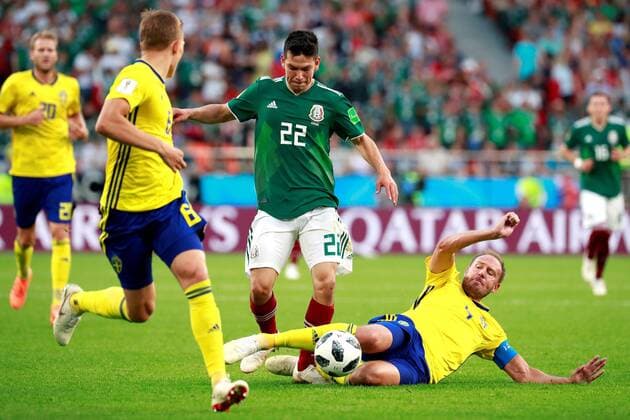 Mexican forward Hirving Lozano (C) and Swedish defender Andreas Granqvist (R) during the FIFA World Cup WM Weltmeisterschaft Fussball 2018 Group F soccer match between Mexico and Sweden, in Ekaterinburg, Russia, 27 June 2018. MEXICO VS. SWEDEN !ACHTUNG: NUR REDAKTIONELLE NUTZUNG!  Copyright: xJosexMendezx FWC42-142 20180627-636657182639539904