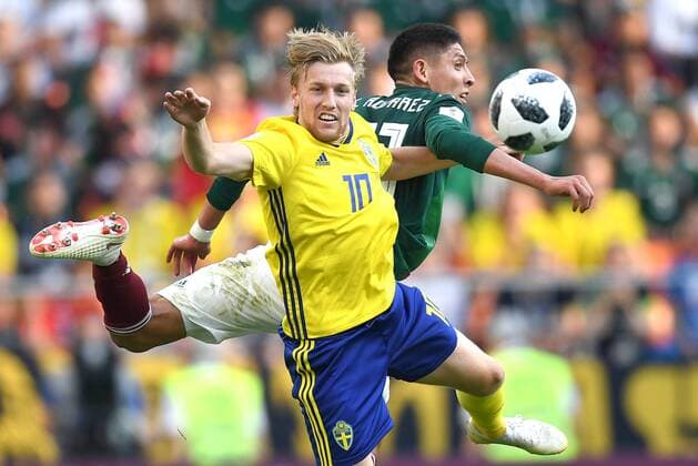 YEKATERINBURG, RUSSIA - JUNE 27, 2018: Sweden s Emil Forsberg (L) and Mexico s Edson Alvarez fight for the ball in their 2018 FIFA World Cup WM Weltmeisterschaft Fussball First Stage Group F football match at Ekaterinburg Arena Stadium. Donat Sorokin TASS  TS086B2A
