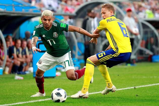 Mexican forward Jesus Corona (L) and Swedish defender Ludwig Augustinsson during the FIFA World Cup WM Weltmeisterschaft Fussball 2018 Group F soccer match between Mexico and Sweden, in Ekaterinburg, Russia, 27 June 2018. MEXICO VS. SWEDEN !ACHTUNG: NUR REDAKTIONELLE NUTZUNG!  Copyright: xJosexMendezx FWC42-145 20180627-636657184027995166