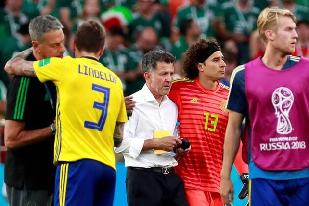 Mexican National soccer team coach Colombian Juan Carlos Osorio (CL) and Mexican goalkeeper Ochoa (CR) at the end of the FIFA World Cup WM Weltmeisterschaft Fussball 2018 Group F soccer match between Mexico and Sweden, in Ekaterinburg, Russia, 27 June 2018. MEXICO VS. SWEDEN !ACHTUNG: NUR REDAKTIONELLE NUTZUNG!  Copyright: xJosexMendezx FWC42-153 20180627-636657191171035873