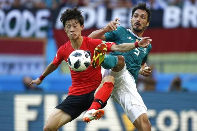 Futbol, Corea del Sur vs Alemania Copa Mundial de Rusia 2018 El jugador de Corea del Sur Lee Jaesung, izquierda , disputa el balon con Mats Hummels de Alemania durante el partido del grupo F realizado en el estadio Kazan Arena de Kazan, Rusia. 27 06 2018 Andres Pina Photosport Football, Korea Republic vs Germany World Cup Russia 2018 Korea Republic s player Lee Jaesung, left , battles for the ball against Mats Hummels of Germany during the group F football match held at the Kazan Arena stadium in Kazan, Russia. 27 06 2018 Andres Pina Photosport Corea del Sur vs Alemania, mundial de Rusia 2018 