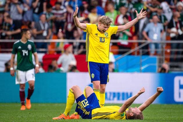 180627 Emil Forsberg and Ola Toivonen of Sweden celebrates after the FIFA World Cup group stage match between Mexico and Sweden on June 27, 2018 in Ekaterinburg Photo Joel Marklund BILDBYRAN Code JM 87737  Copyright: JOELxMARKLUND BB180627JM123