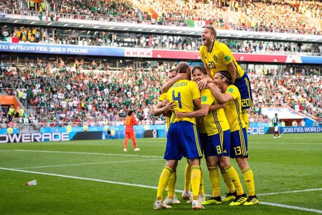 180627 Ola Toivonen of Sweden celebrates his teammates after the 0 2 goal by Andreas Granqvist during the FIFA World Cup group stage match between Mexico and Sweden on June 27, 2018 in Ekaterinburg Photo Joel Marklund BILDBYRAN Code JM 87737  Copyright: JOELxMARKLUND BB180627JM134