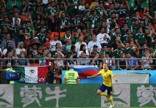 Bilder de Tages - SPORT (180627) -- YEKATERINBURG, June 27, 2018 -- Ludwig Augustinsson (bottom) of Sweden celebrates scoring during the 2018 FIFA World Cup WM Weltmeisterschaft Fussball Group F match between Mexico and Sweden in Yekaterinburg, Russia, June 27, 2018. ) (SP)RUSSIA-YEKATERINBURG-2018 WORLD CUP-GROUP F-MEXICO VS SWEDEN LixMing 