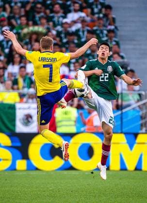 180627 Sebastian Larsson of Sweden and Hirving Lozano of Mexico during the FIFA World Cup group stage match between Mexico and Sweden on June 27, 2018 in Ekaterinburg Photo Joel Marklund BILDBYR N Code JM 87737  Copyright: JOELxMARKLUND BB180627JM141