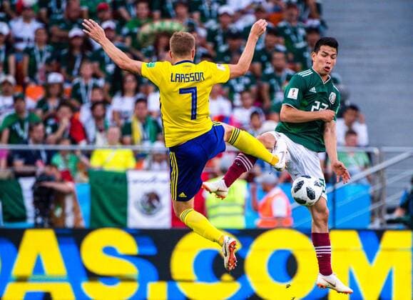 180627 Sebastian Larsson of Sweden and Hirving Lozano of Mexico during the FIFA World Cup group stage match between Mexico and Sweden on June 27, 2018 in Ekaterinburg Photo Joel Marklund BILDBYR N Code JM 87737  Copyright: JOELxMARKLUND BB180627JM142