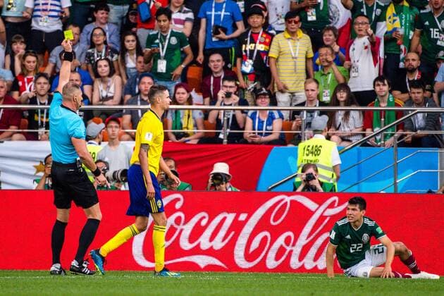 180627 Mikael Lustig of Sweden receives a yellow card during the FIFA World Cup group stage match between Mexico and Sweden on June 27, 2018 in Ekaterinburg Photo Joel Marklund BILDBYR N Code JM 87737  Copyright: JOELxMARKLUND BB180627JM156