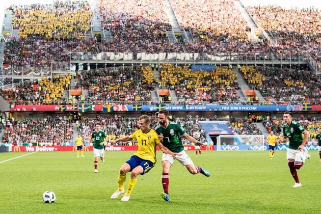 180627 Viktor Claesson of Sweden and Miguel Layun of Mexico during the FIFA World Cup group stage match between Mexico and Sweden on June 27, 2018 in Ekaterinburg Photo Petter Arvidson BILDBYR N Code PA 87737  Copyright: PETTERxARVIDSON BB180627PA235