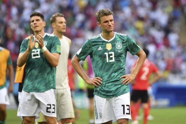 Bilder de Tages - SPORT Thomas MUELLER (Müller, GER) und Mario GOMEZ (GER) (links) gehen enttaeuscht vom Platz, niedergeschlagen, weinend, Vorrunde, Gruppe F, Spiel 43, am 27.06.2018 in Kasan, Kasan-Arena. Fussball Weltmeisterschaft 2018 in Russland vom 14.06. - 15.07.2018. Â *** Thomas MUELLER Müller GER and Mario GOMEZ GER go down disappointed in the field crying Preliminary Round Group F Match 43 on 27 06 2018 in Kazan Kazan Arena Football World Cup 2018 in Russia from 14 06 15 07 2018 Â