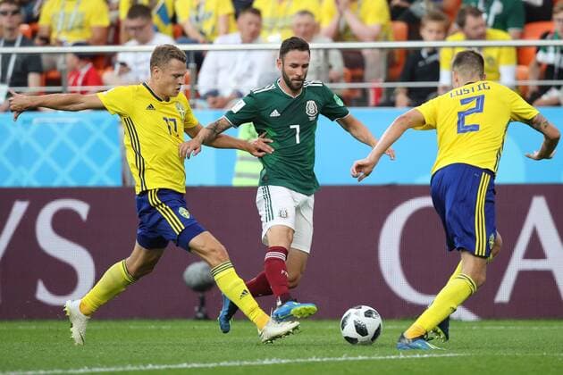 YEKATERINBURG, RUSSIA - JUNE 27, 2018: Sweden s Viktor Claesson, Mexico s Miguel Layun and Sweden s Mikael Lustig fight for the ball in their 2018 FIFA World Cup WM Weltmeisterschaft Fussball First Stage Group F football match at Ekaterinburg Arena Stadium. Sergei Bobylev TASS  TS086BD3