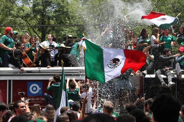 WM 2018, Siegesfeier vor der Botschaft Südkoreas in Mexiko June 27, 2018 - EUM20180627DEP73.JPG.CIUDAD DE MEXICO, Soccer Futbol.- Aficionados mexicanos celebran a las afueras de la Embajada de Corea que la Seleccion Mexicana pasara a octavos de final gracias a los seleccionados coreanos, este 27 de junio de 2018. . Foto: Agencia EL UNIVERSAL Carlos Mejia MAR. Latin News: June 27, 2018  - ZUMAu78_ 20180627_zaf_u78_590 Copyright: xCarlosxMejia ElxUniversalx
