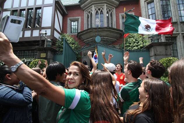 WM 2018, Siegesfeier vor der Botschaft Südkoreas in Mexiko June 27, 2018 - EUM20180627DEP72.JPG.CIUDAD DE MEXICO, Soccer Futbol.- Aficionados mexicanos celebran a las afueras de la Embajada de Corea que la Seleccion Mexicana pasara a octavos de final gracias a los seleccionados coreanos, este 27 de junio de 2018. . Foto: Agencia EL UNIVERSAL Carlos Mejia MAR. Latin News: June 27, 2018  - ZUMAu78_ 20180627_zaf_u78_591 Copyright: xCarlosxMejia ElxUniversalx