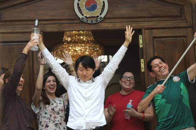 WM 2018, Siegesfeier vor der Botschaft Südkoreas in Mexiko June 27, 2018 - EUM20180627DEP75.JPG.CIUDAD DE MEXICO, Soccer Futbol.- Personal administrativo de la Embajada de Corea, celebran con mexicanos a las afueras de la Embajada, que la Seleccion Mexicana pasara a octavos de final gracias a los seleccionados coreanos, este 27 de junio de 2018. . Foto: Agencia EL UNIVERSAL Carlos Mejia MAR. Latin News: June 27, 2018  - ZUMAu78_ 20180627_zaf_u78_595 Copyright: xCarlosxMejia ElxUniversalx
