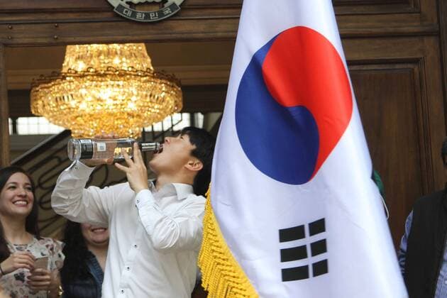 WM 2018, Siegesfeier vor der Botschaft Südkoreas in Mexiko June 27, 2018 - EUM20180627DEP74.JPG.CIUDAD DE MEXICO, Soccer Futbol.- Personal administrativo de la Embajada de Corea, celebran con mexicanos a las afueras de la Embajada, que la Seleccion Mexicana pasara a octavos de final gracias a los seleccionados coreanos, este 27 de junio de 2018. . Foto: Agencia EL UNIVERSAL Carlos Mejia MAR. Latin News: June 27, 2018  - ZUMAu78_ 20180627_zaf_u78_596 Copyright: xCarlosxMejia ElxUniversalx