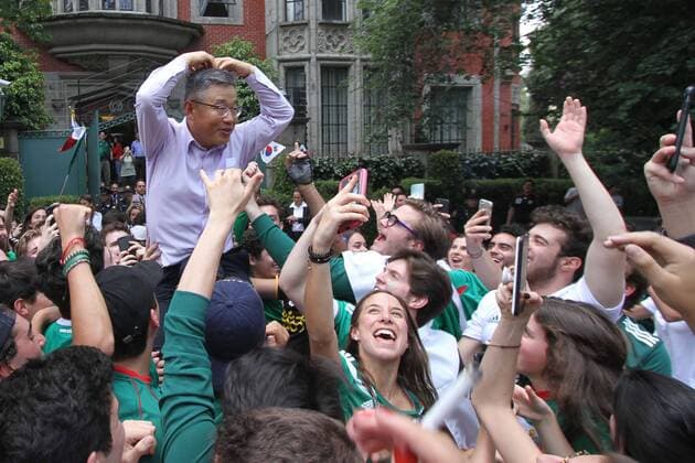 WM 2018, Siegesfeier vor der Botschaft Südkoreas in Mexiko June 27, 2018 - CM27062018 INFORMACON, CIUDAD DE MEXICO.AFICIONADOS MEXICANOS ACUDIERON A LA EMBAJADA DE COREA DEL NORTE EN LOMAS DE CHAPULTEPEC PARA FESTEJAR EL PASE DE MEXICO A OCTAVOS DE FINAL EN EL MUNDIAL DE RUSIA, EMPLEADOS ADMINISTRATIVOS DE LA EMNAJADA SALIERON A CONVIVIR E INCLUSO TOMAR TEQUILA. FOTO: CARLOS MEJIA EL UNIVERSAL Latin News: June 27, 2018  - ZUMAu78_ 20180627_zaf_u78_597 Copyright: xCarlosxMejia ElxUniversalx