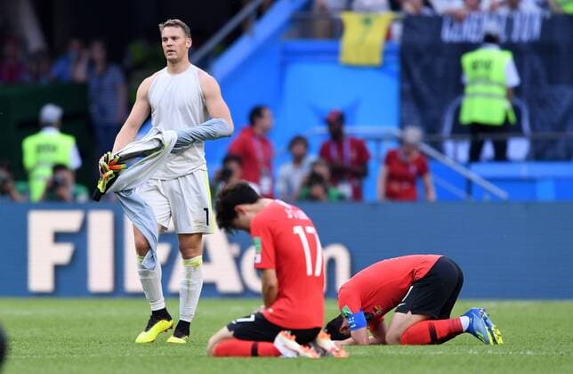 Bilder des Tages - SPORT FUSSBALL WM 2018 Vorrunde Gruppe F ------- Suedkorea - Deutschland 27.06.2018 Torwart Manuel Neuer (Deutschland) ist nach dem Abpfiff enttaeuscht. Auch Jaesung Lee (li) und Heungmin Son (re, beide Suedkorea) sind emotional *** FIFA World Cup 2018 Preliminary Round Group F South Korea Germany 27 06 2018 Goalkeeper Manuel Neuer Germany is disappointed after the final whistle Also Jaesung Lee li and Heungmin Son re both South Korea are emotional 