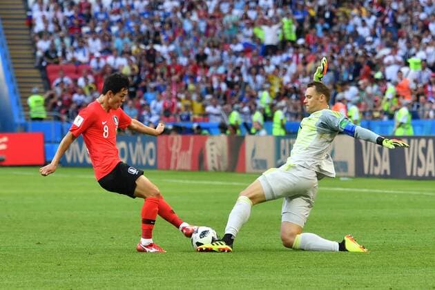 Zweikampf auf dem Spielfeld mit Torwart Manuel NEUER (GER) und Sejong JU (KOR), Aktion, Vorrunde, Gruppe F, Spiel 43, am 27.06.2018 in Kasan, Kasan-Arena. Fussball Weltmeisterschaft 2018 in Russland vom 14.06. - 15.07.2018. Â *** On-field tackle with goalkeeper Manuel NEUER GER and Sejong JU KOR action preliminary round Group F match 43 on 27 06 2018 in Kazan Kazan Arena Football World Cup 2018 in Russia from 14 06 15 07 2018 Â