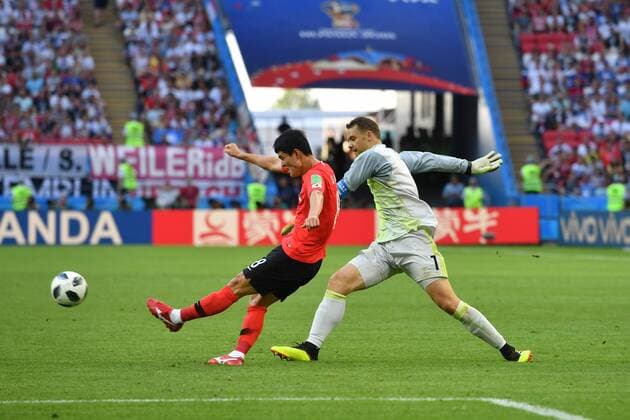 Zweikampf auf dem Spielfeld mit Torwart Manuel NEUER (GER) und Sejong JU (KOR), Aktion, der schiesst aufs leere deutsche Tor und bereitet das 2:0 vor, Vorrunde, Gruppe F, Spiel 43, am 27.06.2018 in Kasan, Kasan-Arena. Fussball Weltmeisterschaft 2018 in Russland vom 14.06. - 15.07.2018. Â *** On-field match with goalkeeper Manuel NEUER GER and Sejong JU KOR Action shoots the empty German goal and prepares the 2 0 Pre-Round Group F Game 43 on 27 06 2018 in Kazan Kazan Arena Football World Cup 2018 in Russia from 14 06 15 07 2018 Â