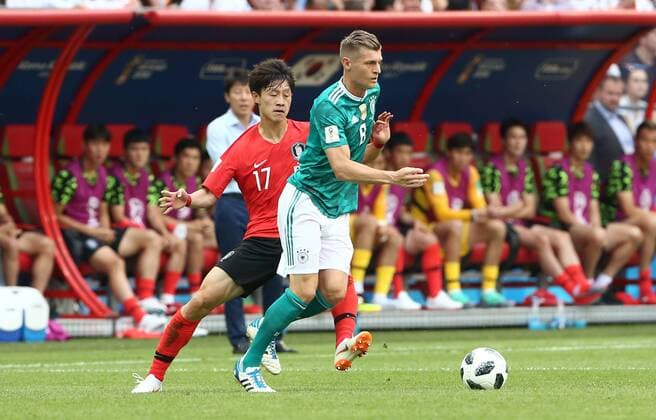 Jaesung Lee Toni Kroos Action Gameplay Tussle Sport Football Soccer FIFA World Cup Russia Russia 2018 Season 2017 2018 27 06 2018 Korea Republic vs Germany GER