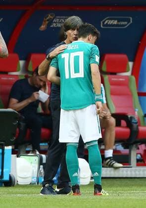 Coach Joachim Löw talks with Mesut Özil Sport Football Soccer FIFA World Cup Russia Russia 2018 Season 2017 2018 27 06 2018 South Korea vs Germany GER