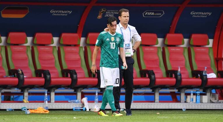 FUSSBALL WM 2018 Vorrunde Gruppe F 27.06.2018 Suedkorea 2-0 Deutschland Enttaeuschung Deutschland; Teammanager Oliver Bierhoff (hinten) und Mesut Oezil *** FIFA World Cup 2018 Preliminary Round Group F 27 06 2018 South Korea 2 0 Germany Disappointment Germany Team Manager Oliver Bierhoff behind and Mesut Oezil 