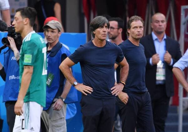 FUSSBALL WM 2018 Vorrunde Gruppe F 27.06.2018 Suedkorea 2-0 Deutschland Enttaeuschung Deutschland; Trainer Joachim Loew (Mitte), Co Trainer Marcus Sorg (re) und Mesut Oezil (li) *** FIFA World Cup 2018 Preliminary Round Group F 27 06 2018 South Korea 2 0 Germany Disappointment Germany Coach Joachim Loew Mid Co Coach Marcus Sorg re and Mesut Oezil li 