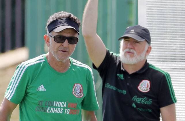 Mexico s head coach Juan Carlos Osorio (L) attends the team s training session held in Moscow, Russia, 28 June 2018. Mexico will face Brazil in their 2018 FIFA 2018 World Cup round of 16 soccer match on 02 July 2018. Training session of Mexico !ACHTUNG: NUR REDAKTIONELLE NUTZUNG!  Copyright: xLavandeirax MUN486 20180628-636657874462816133