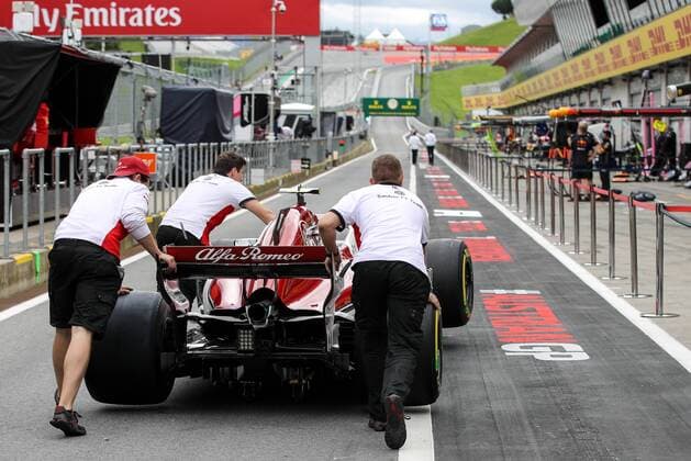 FORMULA 1 - GP of Austria 2018 SPIELBERG,AUSTRIA,28.JUN.18 - MOTORSPORTS, FORMULA 1 - Grand Prix of Austria, Red Bull Ring, preview. Image shows Charles Leclerc (MON Sauber) and workers. GEPAxpictures xMaticxKlansek