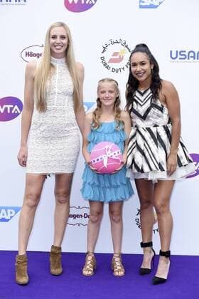 Naomi Broady with Amie Hunt from the Elena Baltacha Foundation and Heather Watson at the Tennis on the Thames WTA event at Bernie Spain Gardens London 28 06 2018  Foto:xS.xVasx xFuturexImage