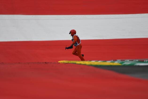 A brave marshal gathers parts of Stoffel Vandoorne McLaren F1 Team on Formula 1 Grand Prix of Austria Red Bull Ring 28 06 2018 Formula 1 Grand Prix of Austria Red Bull Ring 28 06 2018 Spielberg Copyright: xEIBNER Florian_Schustx EP_SCHUST