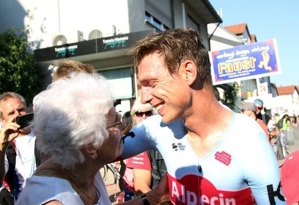 lsp Cycling German Championships in Einhausen The time trial elite season 2017 2018 29 06 2018 Einhausen v l The winner Tony Martin is happy with his grandmother about the title win action single image ba