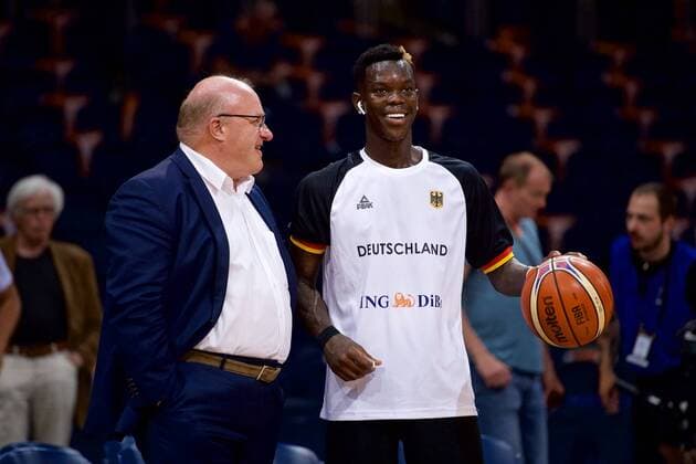 Basketball Braunschweig 29.06.2018 DBB Nationalmannschaft Länderspiel WM Qualifikation FIBA Europe Deutschland (GER) - Österreich (AUT) Dennis Schröder Schroeder (Deutschland, No.17) Schröder Ingo Weiß (DBB Präsident) Weiss *** Basketball Braunschweig 29 06 2018 DBB National Team International Friendlies World Cup Qualification FIBA u200b u200bEurope Germany GER Austria AUT Dennis Schröder Schroeder Germany No 17 Schröder Ingo Weiß DBB President Weiss