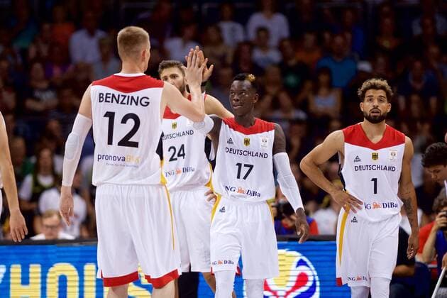 Basketball Braunschweig 29.06.2018 DBB Nationalmannschaft Länderspiel WM Qualifikation FIBA Europe Deutschland (GER) - Österreich (AUT) Jubel Dennis Schröder Schroeder (Deutschland, No.17) Schröder Robin Benzing (Deutschland, No.12) *** Basketball Braunschweig 29 06 2018 DBB National Team International Friendlies World Cup Qualification FIBA u200b u200bEurope Germany GER Austria AUT Jubilation Dennis Schröder Schroeder Germany No 17 Schröder Robin Benzing Germany No 12