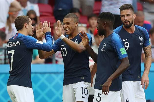 WM 2018, Frankreich - Argentinien KAZAN, RUSSIA - JUNE 30, 2018: France s Antoine Griezmann, Kylian Mbappe, Samuel Umtiti and Olivier Giroud (L-R) celebrate scoring in the 2018 FIFA World Cup WM Weltmeisterschaft Fussball Round of 16 match against Argentina at Kazan Arena Stadium. Sergei Savostyanov TASS  TS0872CA