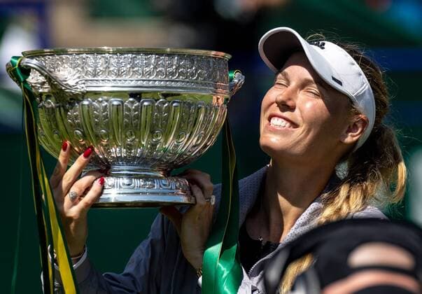 Sport-Bilder des Tages Caroline Wozniacki celebrates her victory holding the trophy during the Nature Valley Eastbourne International Women s Single Final between Caroline Wozniacki (Denmark) and Aryna Sabalenka (Belarus) at Devonshire Park Lawn Tennis Club, Eastbourne, England on 30th June 2018. Copyright: xLiamxMcAvoyx 20300144