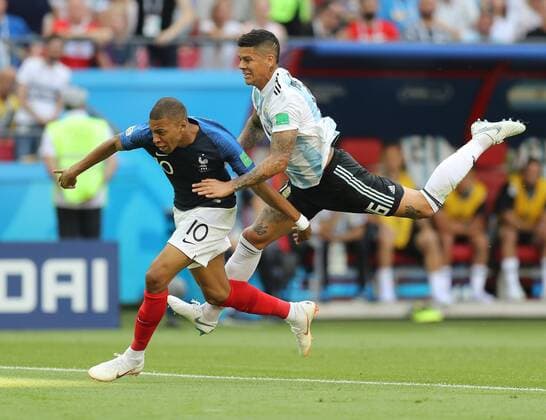 WM 2018, Frankreich - Argentinien (180630) -- KAZAN, June 30, 2018 -- Kylian Mbappe (L) of France is fouled by Marcos Rojo of Argentina during the 2018 FIFA World Cup WM Weltmeisterschaft Fussball round of 16 match between France and Argentina in Kazan, Russia, on June 30, 2018. ) (SP)RUSSIA-KAZAN-2018 WORLD CUP-ROUND OF 16-FRANCE VS ARGENTINA LuxJinbo 