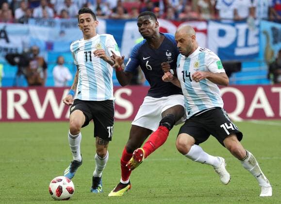 WM 2018, Frankreich - Argentinien French midfielder Paul Pogba (C) fights for the ball with Argentinian forward Di Maria (L) and Argentinian midfielder Mascherano during the FIFA World Cup WM Weltmeisterschaft Fussball 2018 round of 16 soccer match between France and Argentina, at Kazan Arena in Kazan, Russia, 30 June 2018. FRANCE VS. ARGENTINA !ACHTUNG: NUR REDAKTIONELLE NUTZUNG!  Copyright: xJulioxMunozx FWC49-84 20180630-636659742087531932