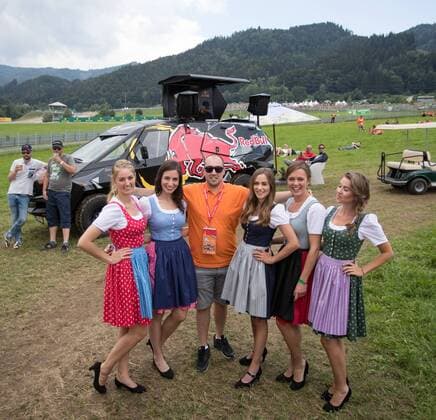FORMULA 1 - GP of Austria 2018 PIELBERG,AUSTRIA,30.JUN.18 - MOTORSPORTS, FORMULA 1 - Grand Prix of Austria, Red Bull Ring. Image shows Formula Unas and fan . GEPAxpictures xMaticxKlansek