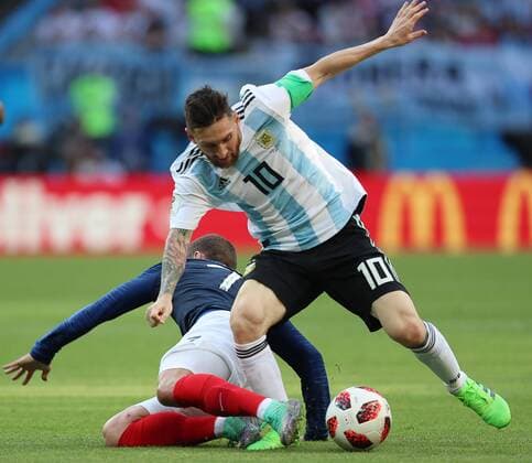 WM 2018, Frankreich - Argentinien KAZAN, RUSSIA - JUNE 30, 2018: France s Antoine Griezmann (L) and Argentina s Lionel Messi fight for the ball in their 2018 FIFA World Cup WM Weltmeisterschaft Fussball Round of 16 football match at Kazan Arena Stadium. Sergei Savostyanov TASS  TS087338