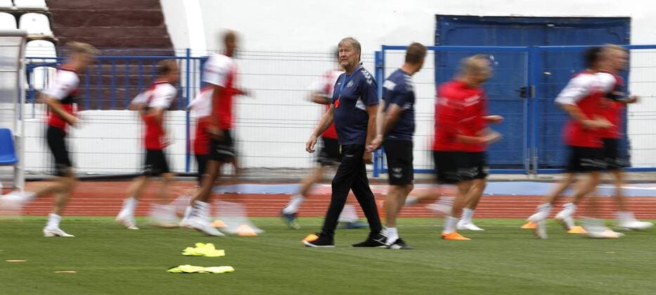 WM 2018, Training Nationalteam Dänemark Denmark s Age Hareide during a training session, in Nizhny Novgorod, Russia, 30 June 2018. Denmark will face Croatia tomorrow for the FIFA World Cup WM Weltmeisterschaft Fussball Russia 2018 round of 16. Training session of the Danish national soccer team !ACHTUNG: NUR REDAKTIONELLE NUTZUNG!  Copyright: xKikoxHuescax NIZ16 20180630-636659800445576208