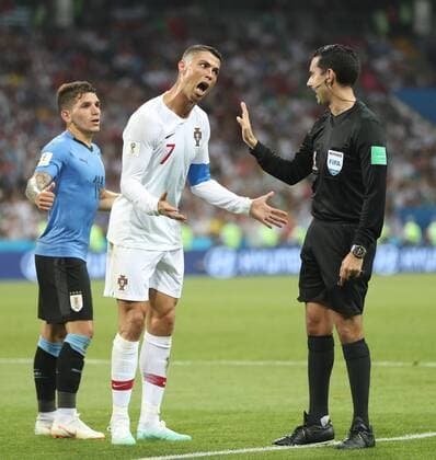 WM 2018, Uruguay - Portugal (180630) -- SOCHI, June 30, 2018 -- Cristiano Ronaldo (C) of Portugal argues with the referee during the 2018 FIFA World Cup WM Weltmeisterschaft Fussball round of 16 match between Uruguay and Portugal in Sochi, Russia, June 30, 2018. ) (SP)RUSSIA-SOCHI-2018 WORLD CUP-ROUND OF 16-URUGUAY VS PORTUGAL FeixMaohua 
