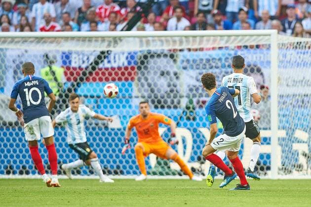 Argentina - France 3-4, Soccer, Kazan, June 30, 2018 Benjamin PAVARD, FRA 2 shoot goal for 2-3 ARGENTINA - FRANCE 3-4 FIFA World Cup WM Weltmeisterschaft Fussball 2018 RUSSIA, Best of 16 , Season 2018 2019, June 30, 2018 Stadium K a z a n - A r e n a in Kazan, Russia. Photo: MAGICS Peter Schatz