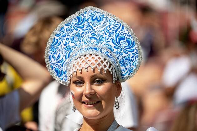 180701 Fans of Russia prior to the FIFA World Cup WM Weltmeisterschaft Fussball round of 16 match between Spain and Russia on July 1, 2018 in Moscow. Photo: Petter Arvidson BILDBYRAN kod PA 92080 *** 180701 Fans of Russia before the FIFA World Cup round of 16 match between Spain and Russia on July 1, 2018 in Moscow Photo Petter Arvidson BILDBYRAN Code PA 92080  Copyright: PETTERxARVIDSON BB180701PA006