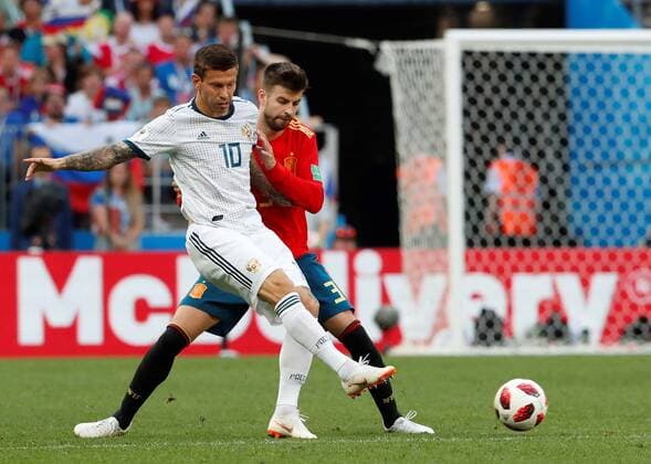 Spanish defender Pique (R) and Russian forward Fedor Smolov during the FIFA World Cup WM Weltmeisterschaft Fussball 2018 round of 16 soccer match between Spain and Russia, at Luzhniki Stadium in Moscu, Russia, 1 July 2018. SPAIN VS. RUSSIA !ACHTUNG: NUR REDAKTIONELLE NUTZUNG!  Copyright: xAlbertoxEstevezx FWC51-277 20180701-636660627723407215